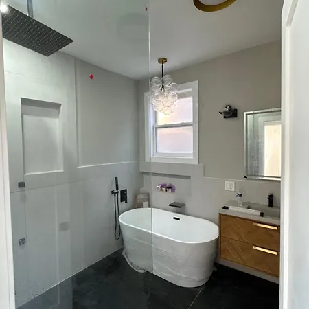 Sleek Avondale Bath 2 Bed King And Queen And Garage Apartment Chicago