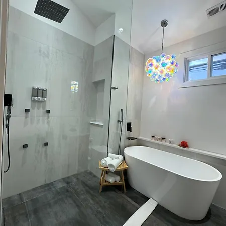 Chic Luxe Retreat Light Filled King Bed Garage Apartment *