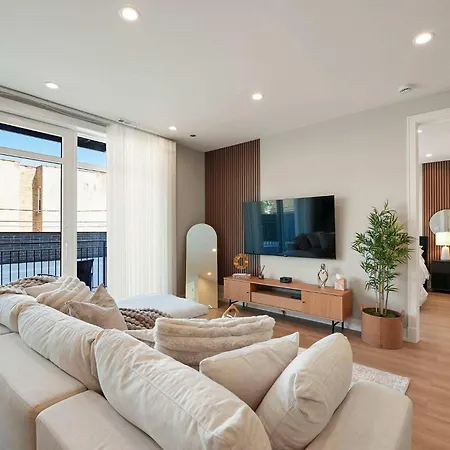 Modern By Med District With Parking & Laundry Chicago
