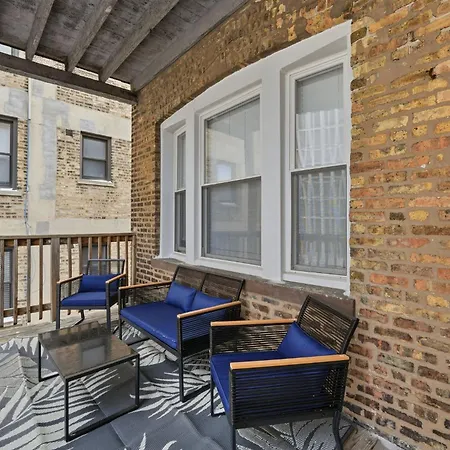 Apartment Steps From Wrigley Field And Michigan *