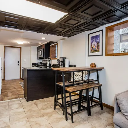 Stylish Garden-level 2br: Quiet Neighborhood Apartment *
