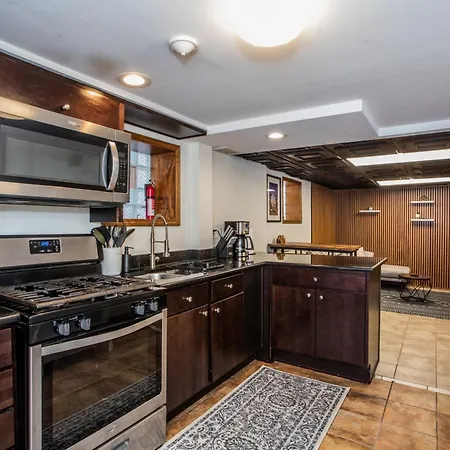 Stylish Garden-level 2br: Quiet Neighborhood Apartment *