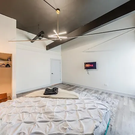 Luxury 5br W/ King Bed & Pool Table Near Chinatown Apartment