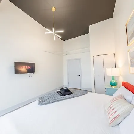 Luxury 5br W/ King Bed & Pool Table Near Chinatown Apartment Chicago