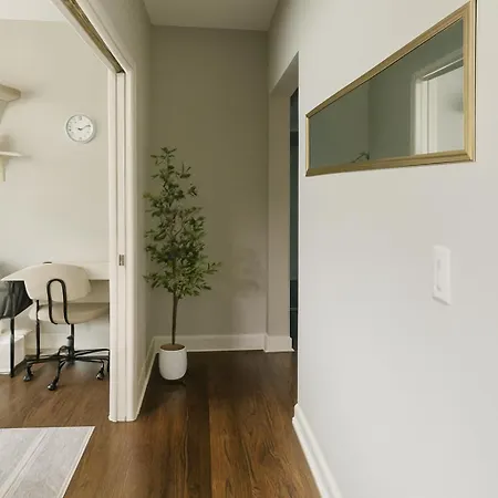 Charming 2br Near Cafes, Park & Cta Apartment Chicago