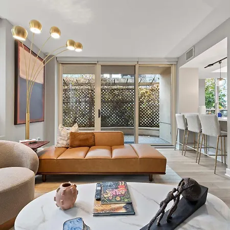 Apartment The Bernadin- Designer 3br Center With Balcony Chicago