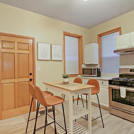 2 Bed Near Ohare - Free Garage Parking - Quiet Apartment *