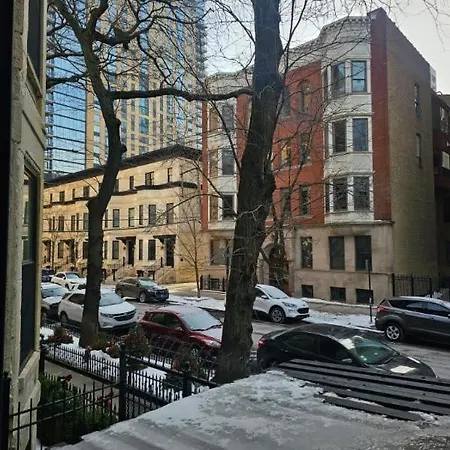 Gold Coast Downtown Sleeps 20 Apartment *