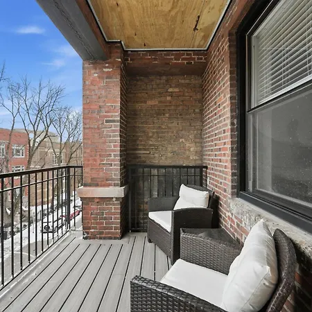 Apartment In Wrigley Close To The Field & Food
