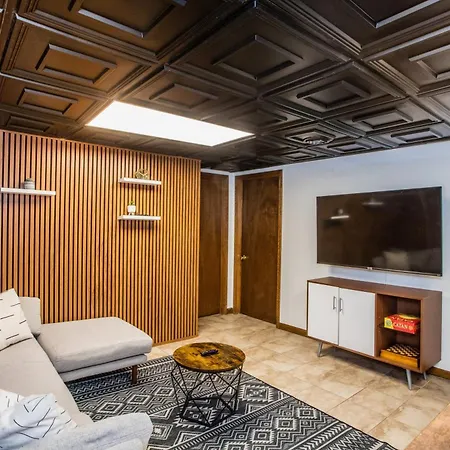 Stylish Garden-level 2br: Quiet Neighborhood Chicago