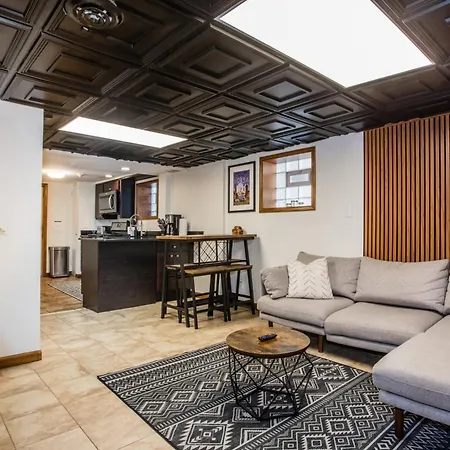 Stylish Garden-level 2br: Quiet Neighborhood * Chicago