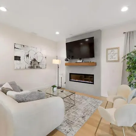 Apartment Comfy 3-bd Near United Center With Balcony Chicago