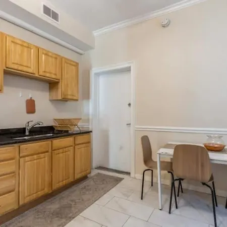 Wrigleyville Getaway Apartment *