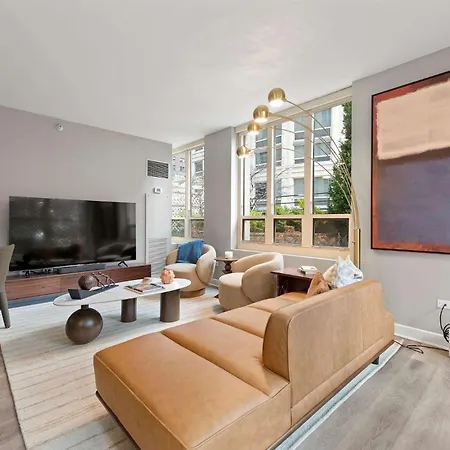 The Bernadin- Designer 3br Center With Balcony Chicago