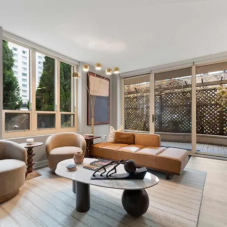 The Bernadin- Designer 3br Center With Balcony Apartment Chicago