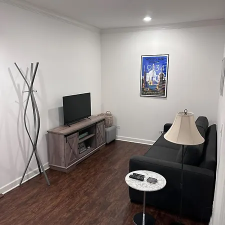 Updated 1 Bedroom In The Location! Apartment