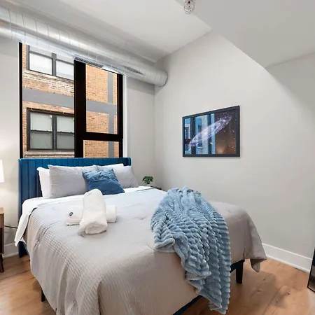 2bd 2ba Condo- Steps To With Gym & Parking Apartment