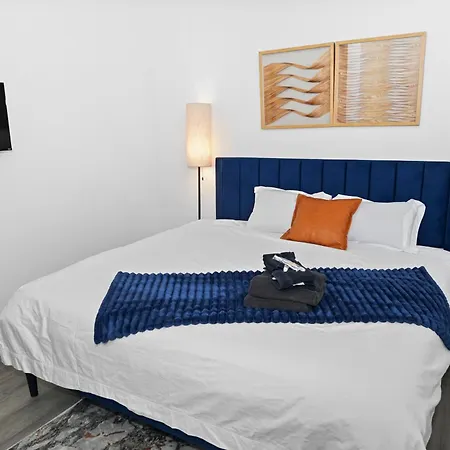 Apartment Spacious 6br Group Unit Near Mccormick & Lakefront