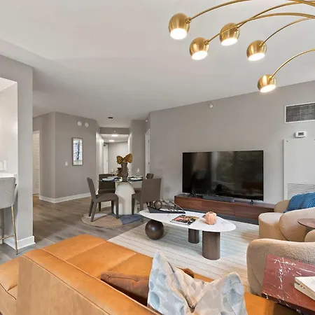 The Bernadin- Designer 3br Center With Balcony * Chicago