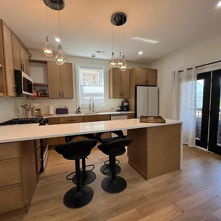 Sleek Avondale Bath 2 Bed King And Queen And Garage Apartment