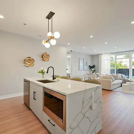 Modern By Med District With Parking & Laundry