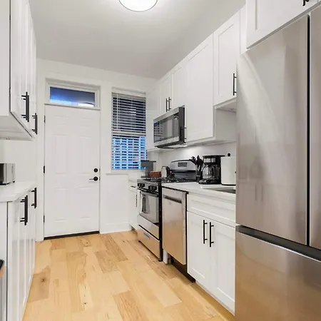 Apartment In Wrigley Close To The Field & Food *