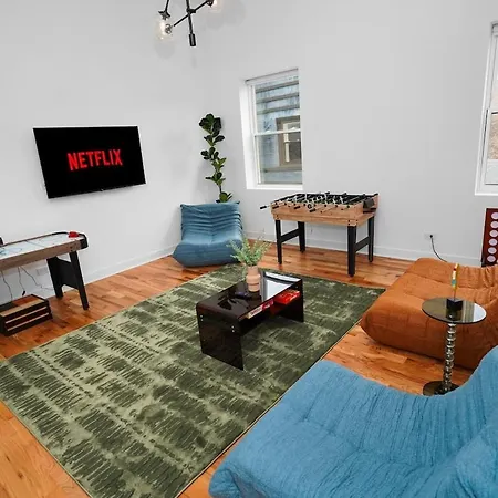 Pilsen 6br Getaway With Game Room, Gym & Paid Parking Near Soldier Field & Mccormick Place *