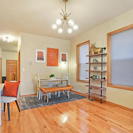 Apartment 2 Bed Near Ohare - Free Garage Parking - Quiet *