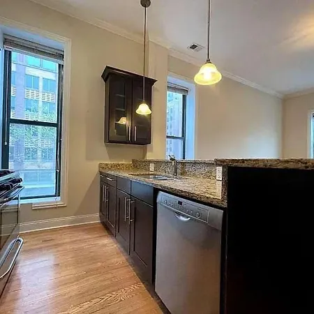 Gold Coast Downtown Sleeps 20