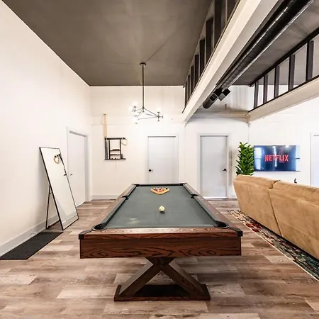 Luxury 5br W/ King Bed & Pool Table Near Chinatown Chicago