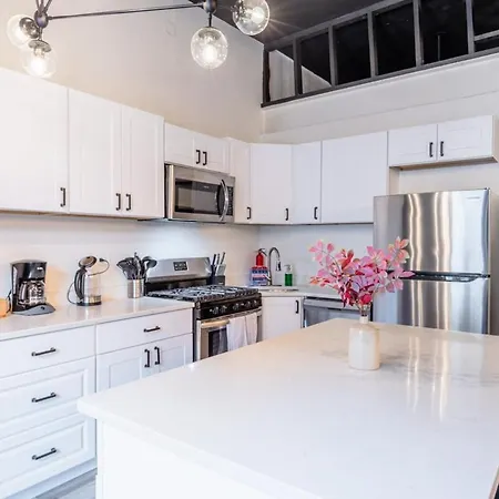 Luxury 5br W/ King Bed & Pool Table Near Chinatown Apartment