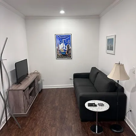 Apartment Updated 1 Bedroom In The Location!