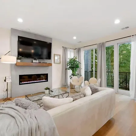 Comfy 3-bd Near United Center With Balcony *