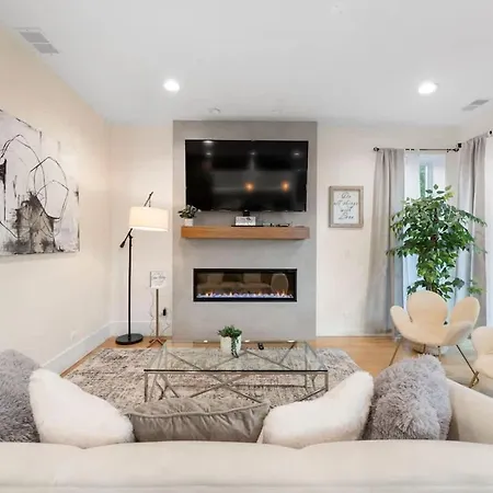 Comfy 3-bd Near United Center With Balcony Chicago