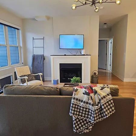 Updated 3 Bedroom Downtown Pilsen Apartment *