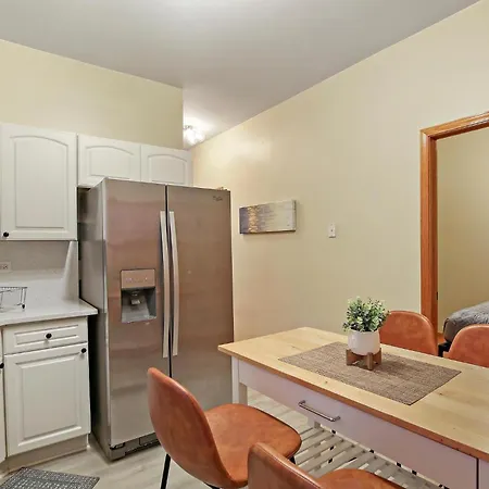 Apartment 2 Bed Near Ohare - Free Garage Parking - Quiet