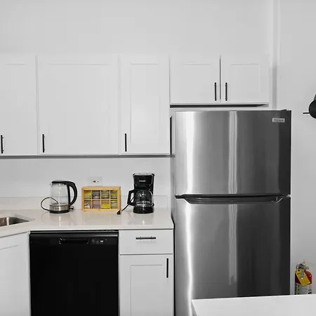 Spacious 6br Group Unit Near Mccormick & Lakefront Chicago