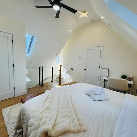 Chic Luxe Retreat Light Filled King Bed Garage * Chicago