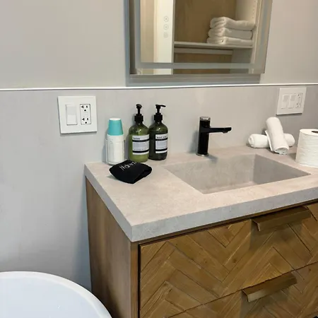 Sleek Avondale Bath 2 Bed King And Queen And Garage Chicago