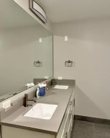 4 Bedroom Sleeps 20 People Chicago