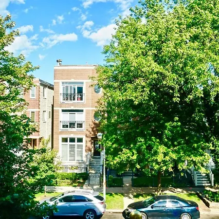 Apartment Cubs Near Wrigley Chicago