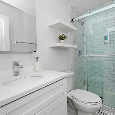 Pilsen 6br Getaway With Game Room, Gym & Paid Parking Near Soldier Field & Mccormick Place *