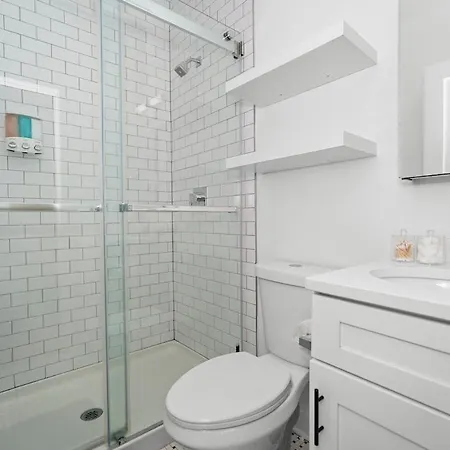 Pilsen 6br Getaway With Game Room, Gym & Paid Parking Near Soldier Field & Mccormick Place *