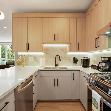 Welcoming Month Long 2bd 2ba With Parking Apartment *