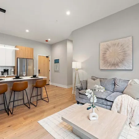 2bd 2ba Condo- Steps To With Gym & Parking Apartment