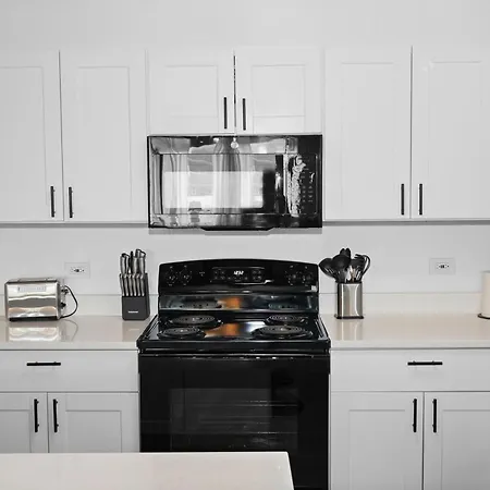 Apartment Spacious 6br Group Unit Near Mccormick & Lakefront *