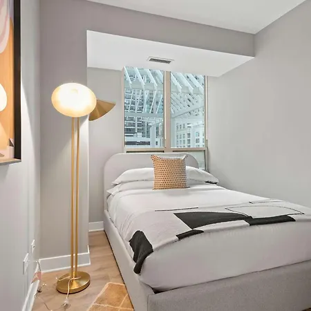 The Bernadin- Designer 3br Center With Balcony Apartment Chicago