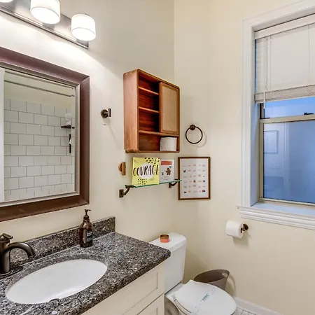 Holiday home 6 Mi To Dtwn: Dog-friendly W/ Hot Tub! *