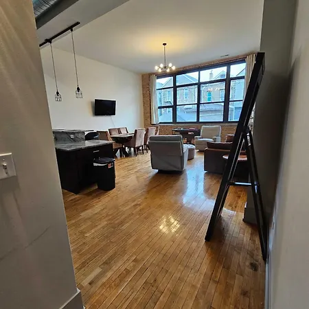 Apartment 4 Bedroom Sleeps 20 People