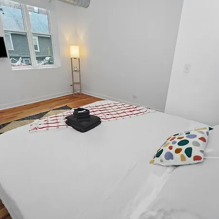 Pilsen 6br Getaway With Game Room, Gym & Paid Parking Near Soldier Field & Mccormick Place Apartment *